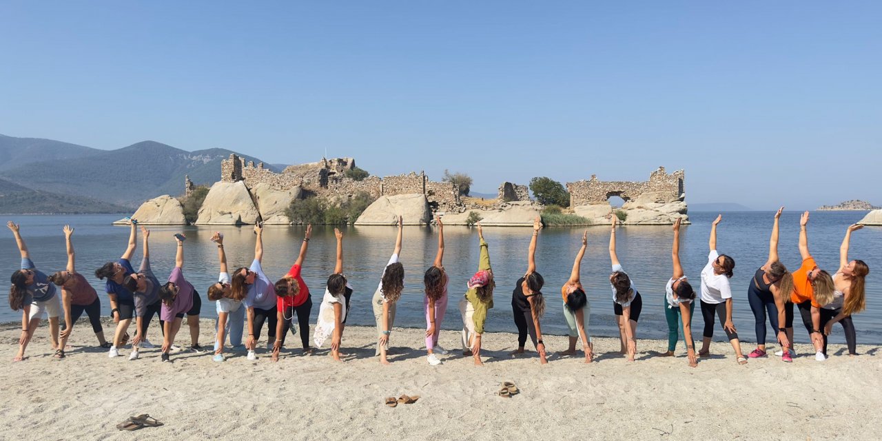 BAFA GÖLÜ MANZARASINDA YOGA YAPILDI