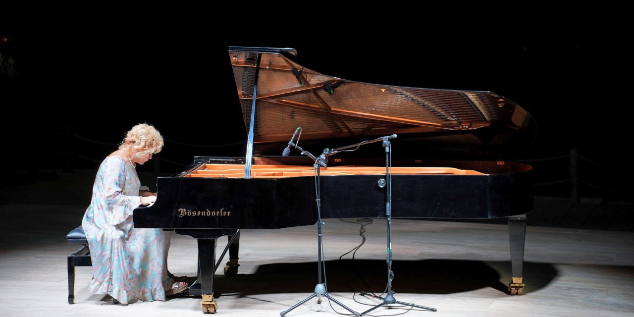 GÜLSİN ONAY İZLEYİCİYİ KENDİNE HAYRAN BIRAKTI