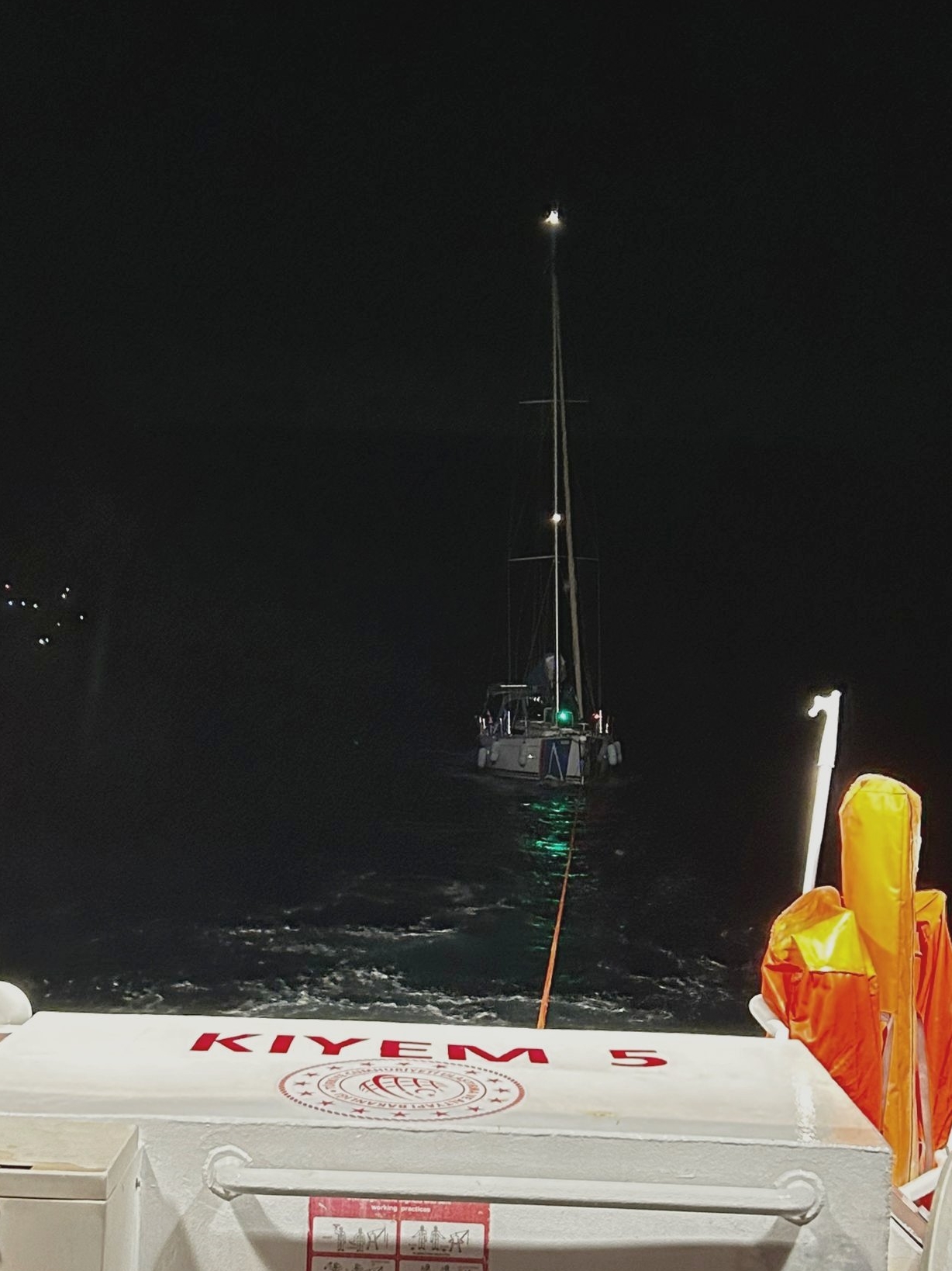 Fethiye açıklarında tekneyle sürüklenen 3 kişi kurtarıldı