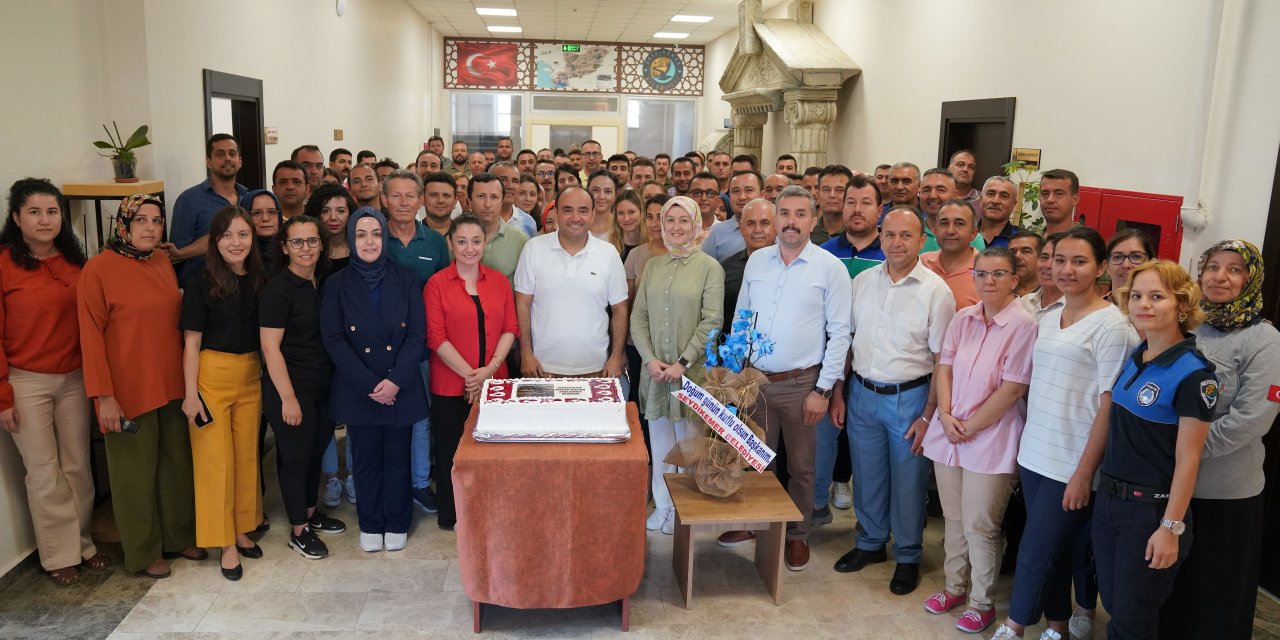 BAŞKAN AKDENİZLİ’NİN DUĞUM GÜNÜ KUTLANDI