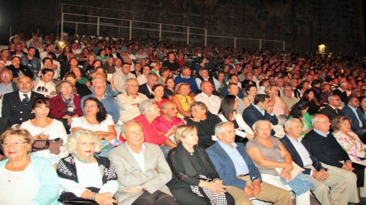 Zeki Müren Konserinde izdiham