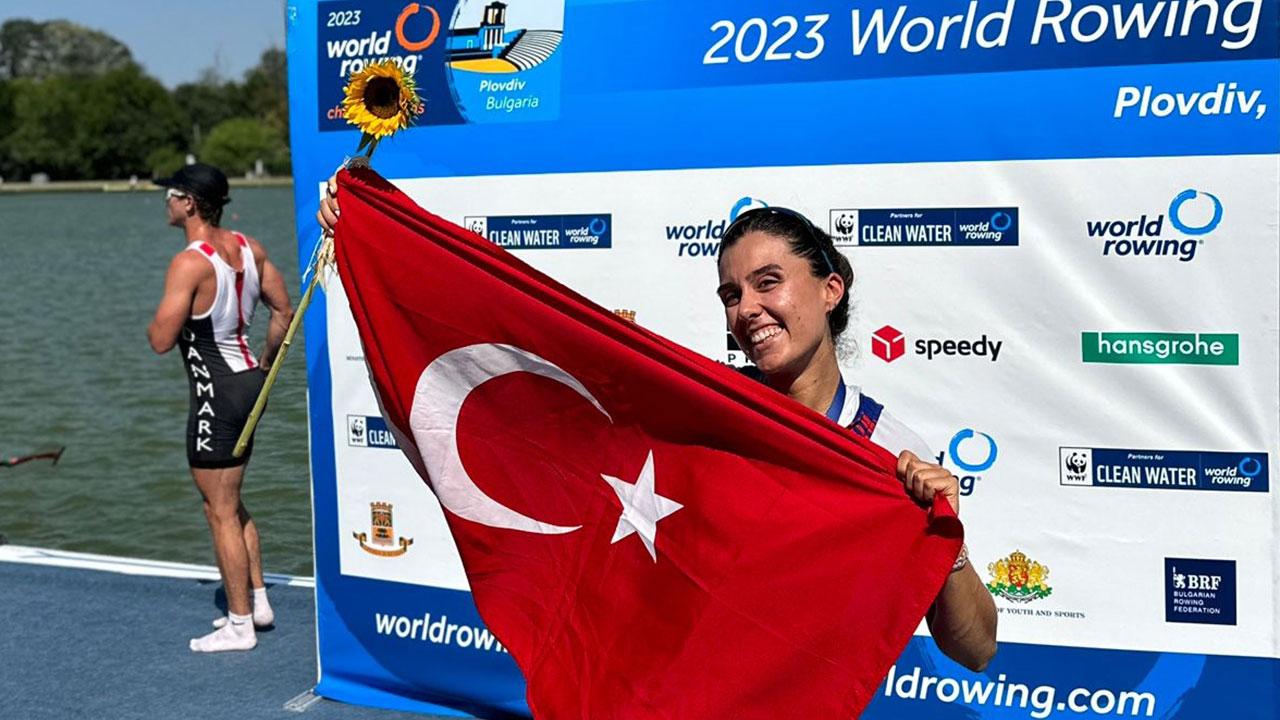 Milli kürekçi Elis Özbay'dan dünya şampiyonluğu