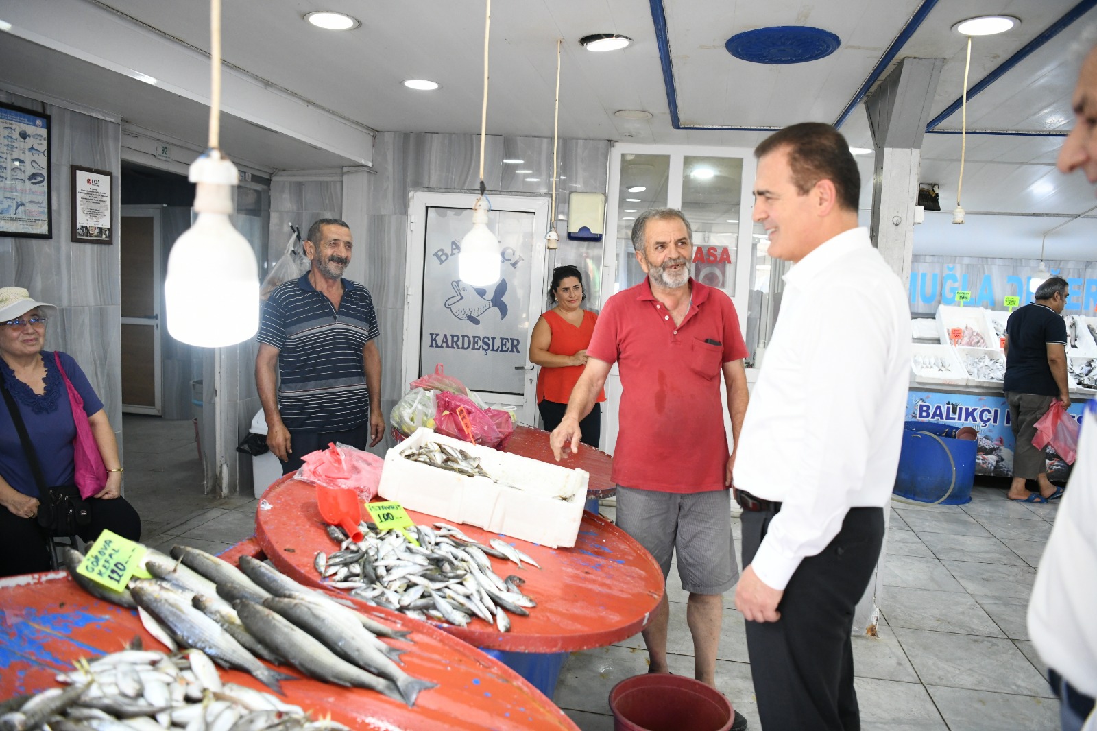 VALİ İDRİS AKBIYIK PAZAR ESNAFINI ZİYARET ETTİ