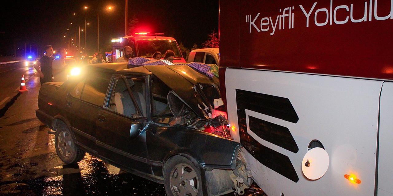 Otomobil, kaza yaptıktan sonra duran yolcu otobüsüne çarptı