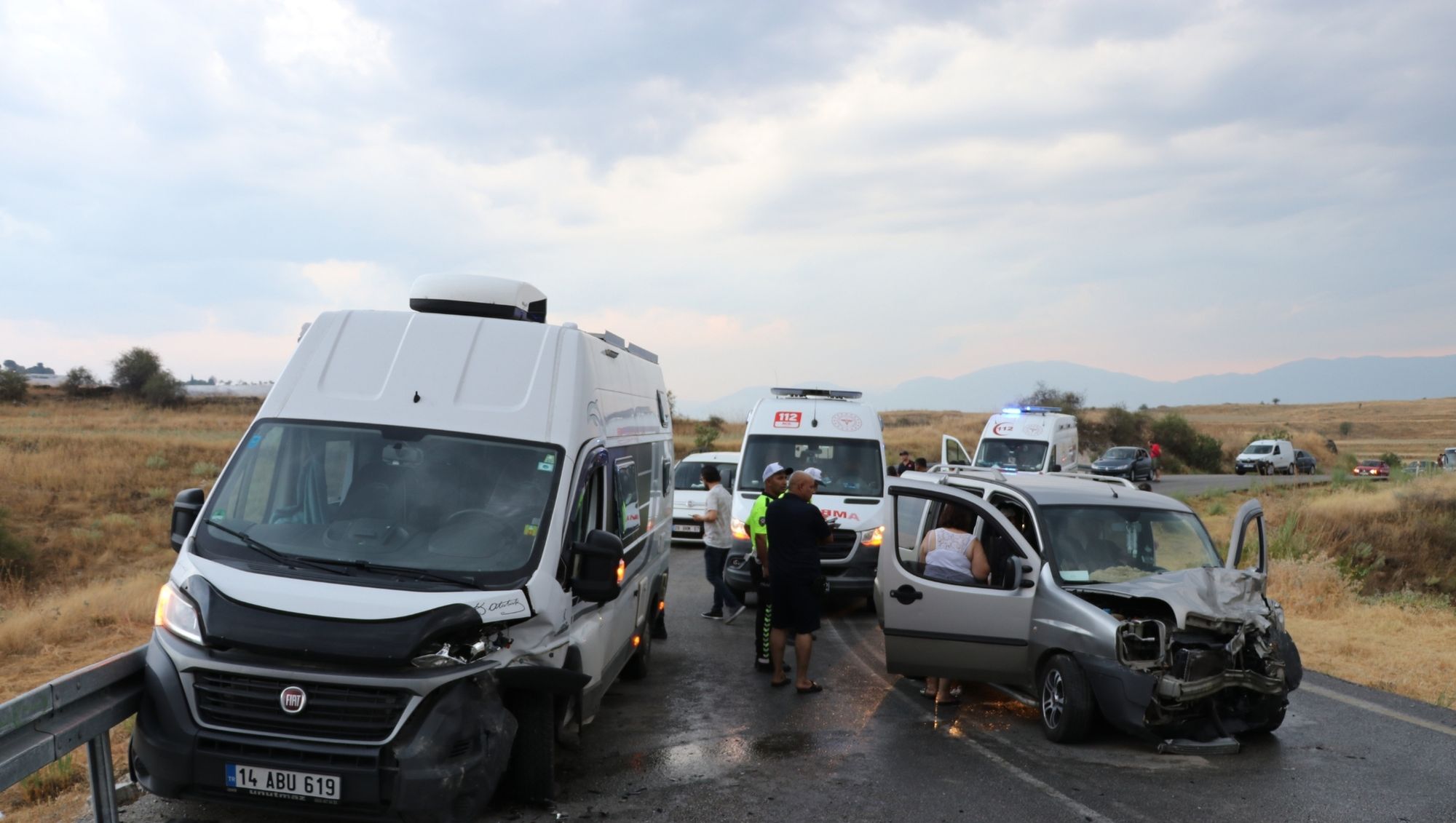 Denizli'de karavan ile hafif ticari araç çarpıştı, 9 kişi yaralandı