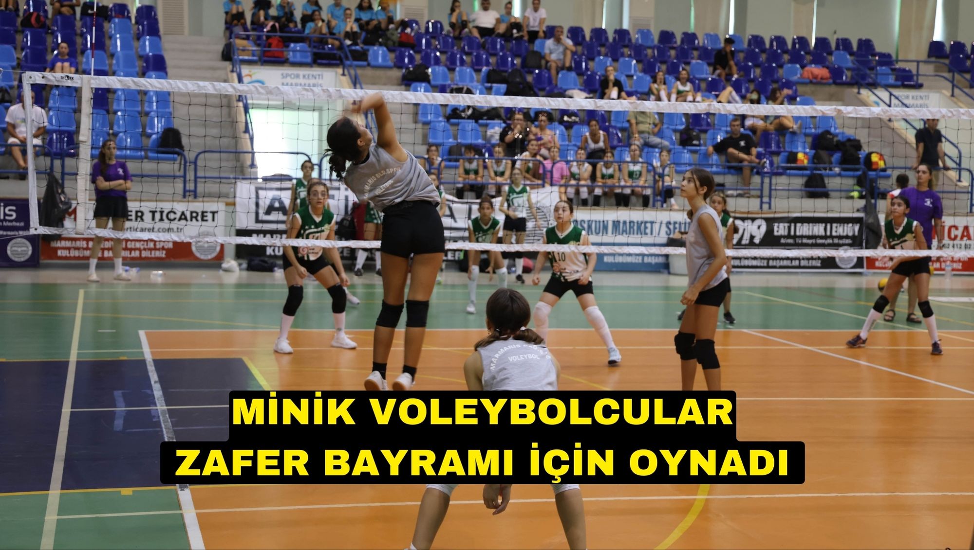 MİNİK VOLEYBOLCULAR ZAFER BAYRAMI İÇİN OYNADI