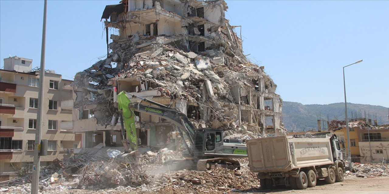 DEPREMLERDEN ETKİLENEN HATAY'DA AĞIR HASARLI BİNALARIN YIKIMI SÜRÜYOR