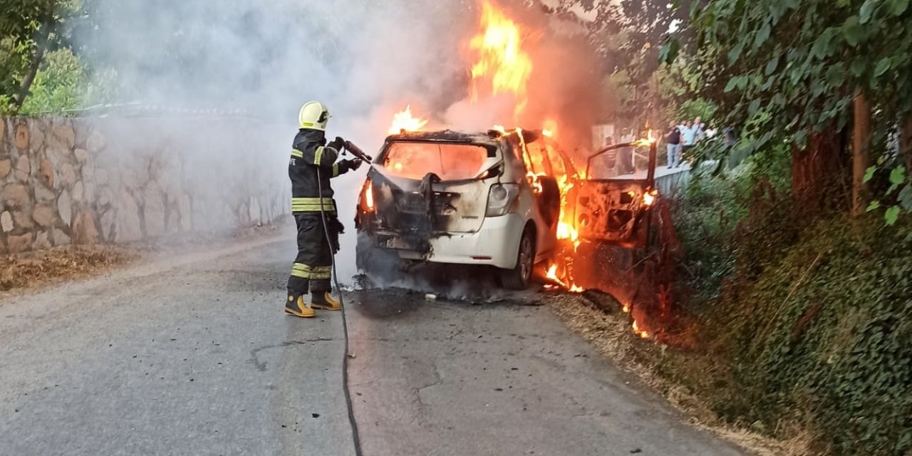 Trafik kazası sonrası otomobilde çıkan yangın söndürüldü