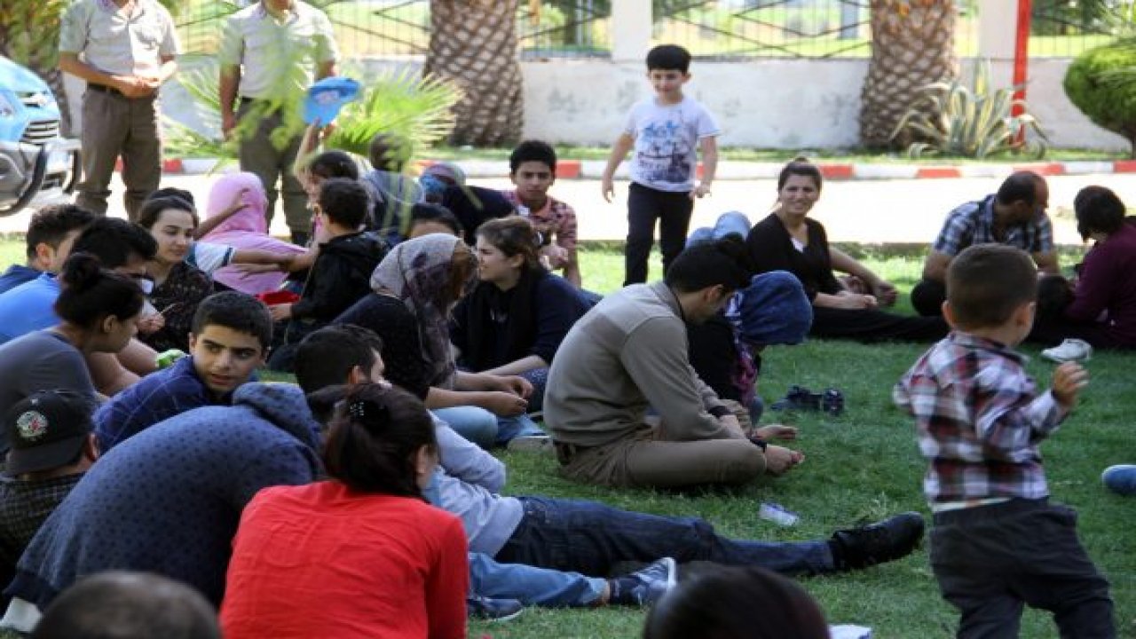 Okul servisiyle kaçak göçmen taşıdılar