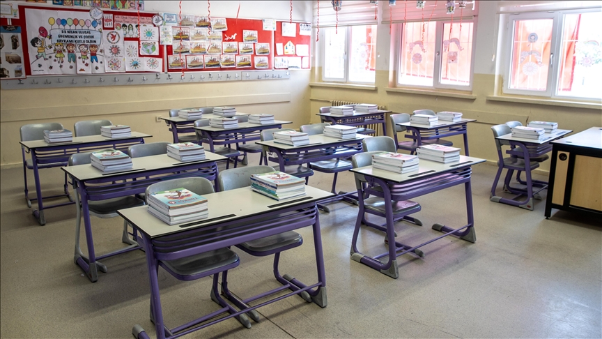 Ücretsiz ders kitapları ve yardımcı kaynaklar sıralardaki yerini almaya başladı