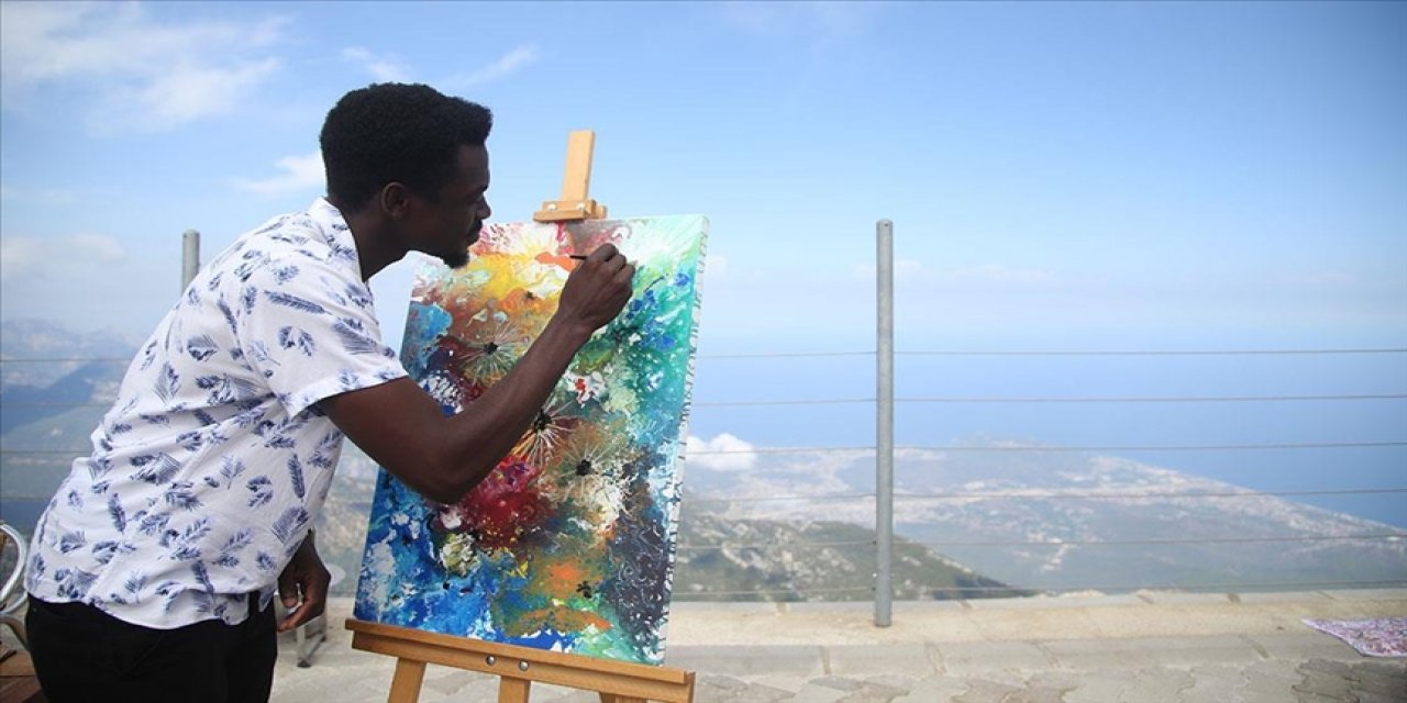 Sanatçı ve öğrenciler, sanatsal faaliyetlerini 2 bin 365 metreye taşıdı