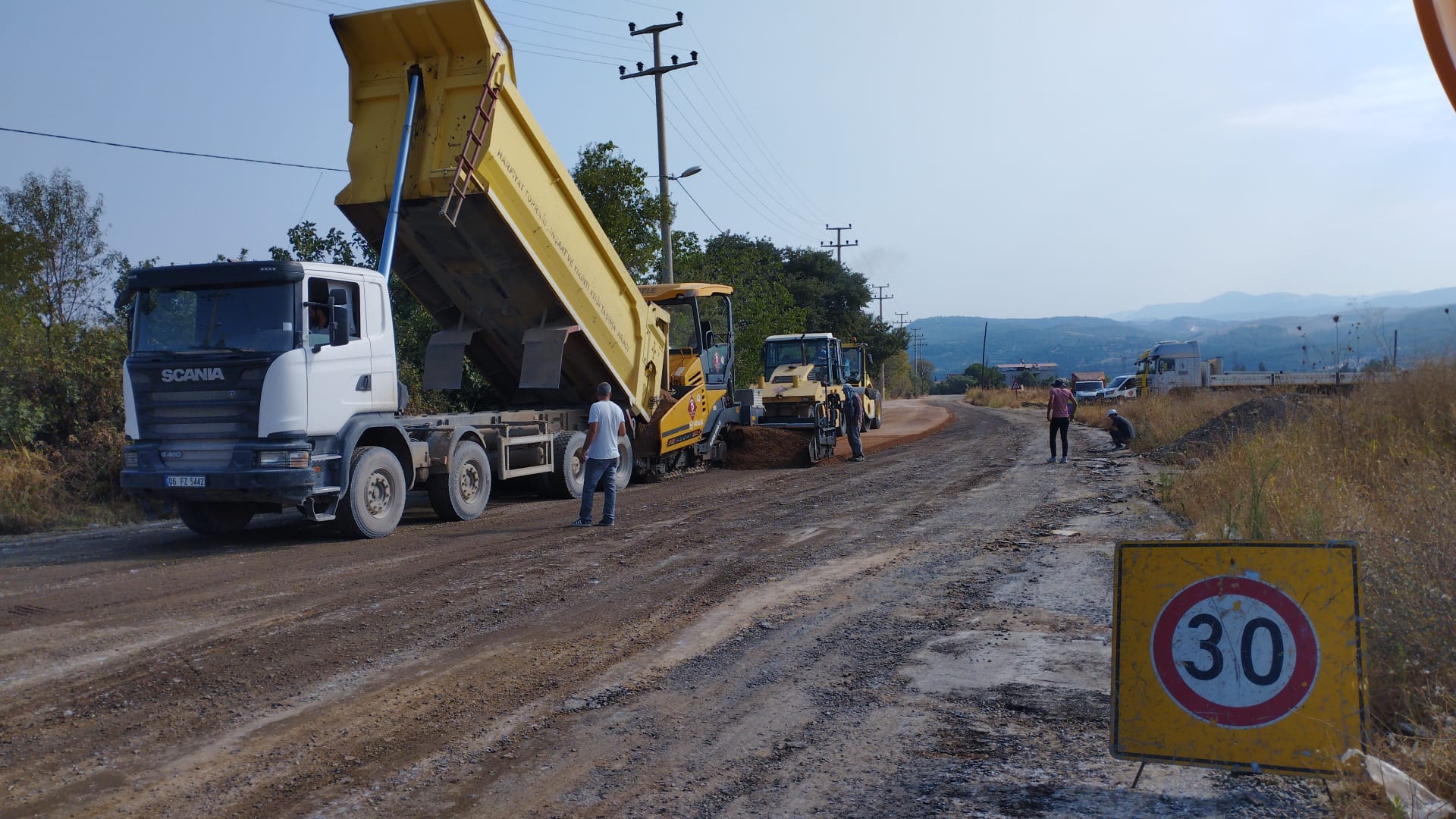 BÜYÜKŞEHİR BELEDİYESİ’NİN YOL YAPIM ÇALIŞMALARI SÜRÜYOR