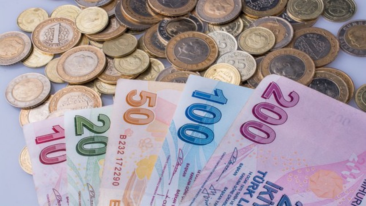 Durakta bulduğu parayı harcadı