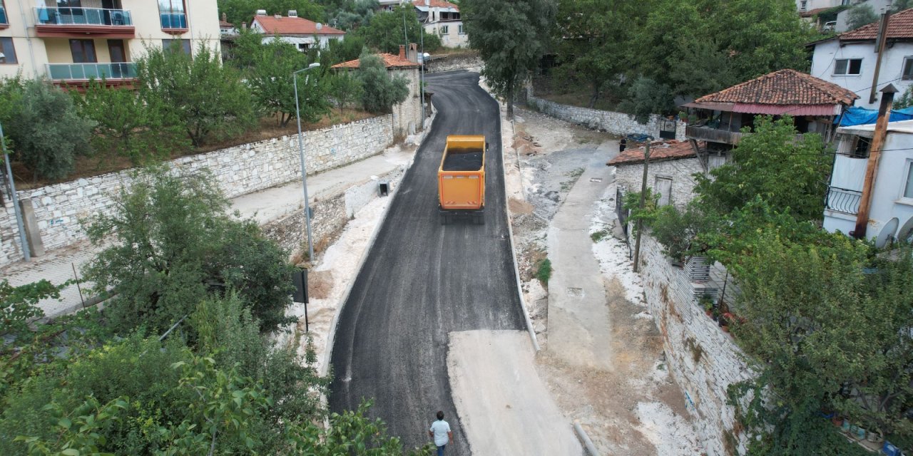 KAVAKLIDERE’DE SICAK ASFALT ÇALIŞMALARI SÜRÜYOR