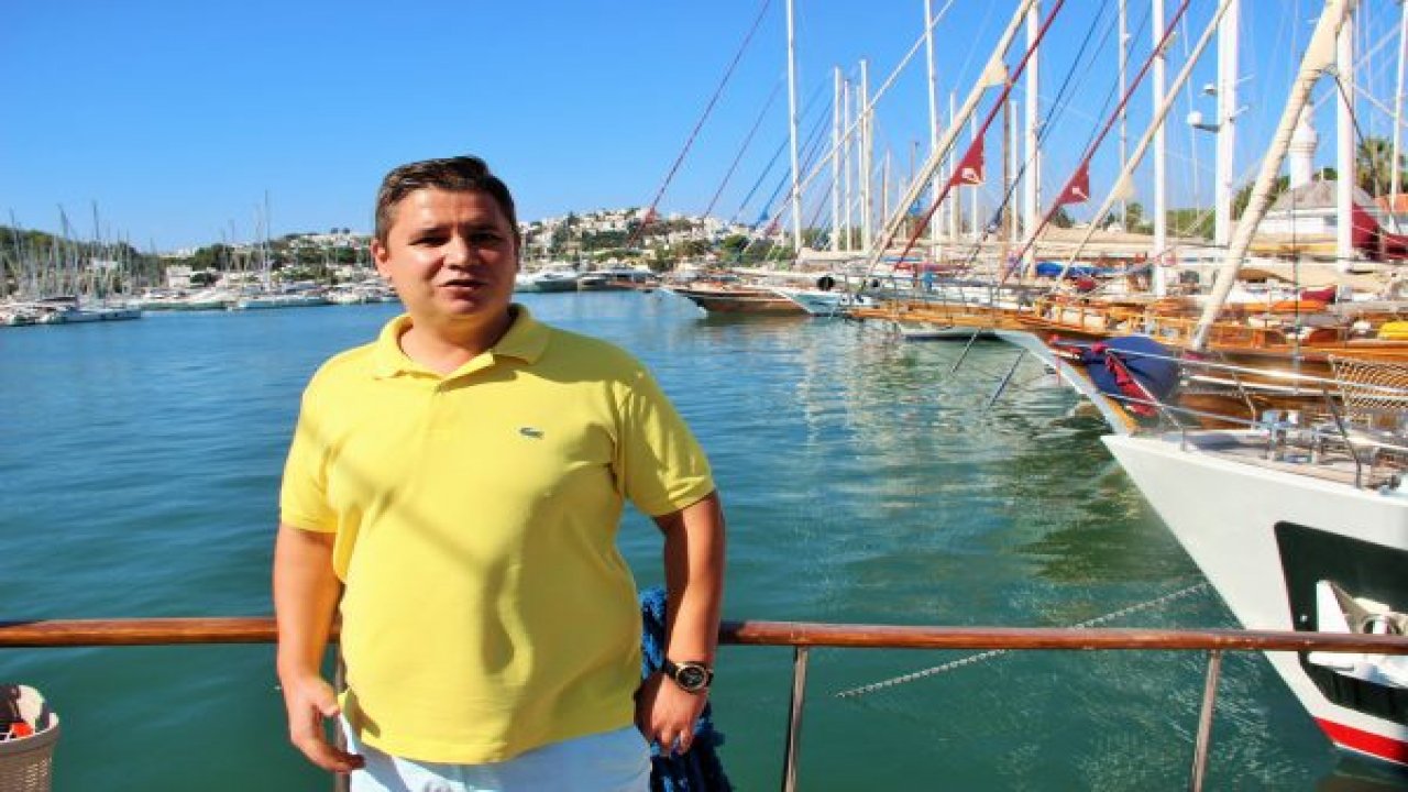 Yunan polisi Türk bayraklı yata el koydu