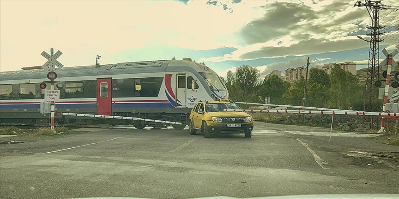 Bariyerlerin kapanmasıyla hemzemin geçitte kalan taksi, trenle çarpışmaktan 