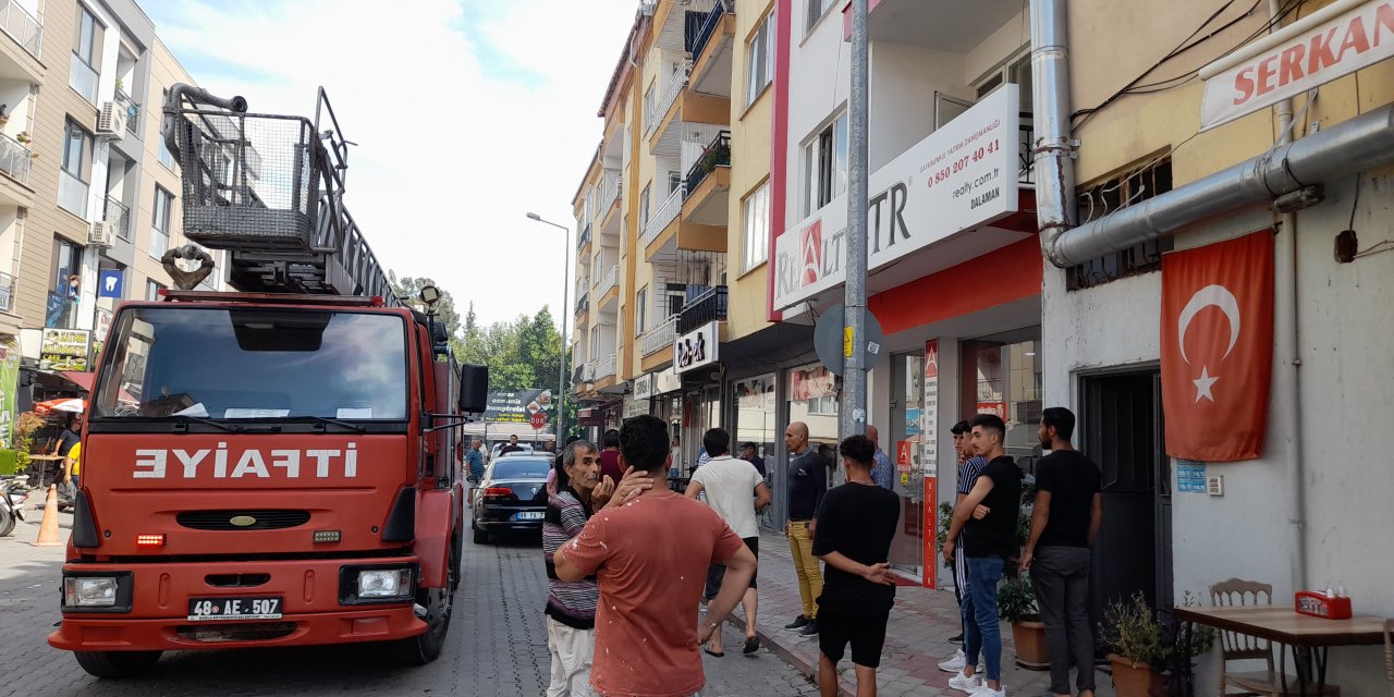 Dalaman'da apartman deposunda çıkan yangın hasara neden oldu