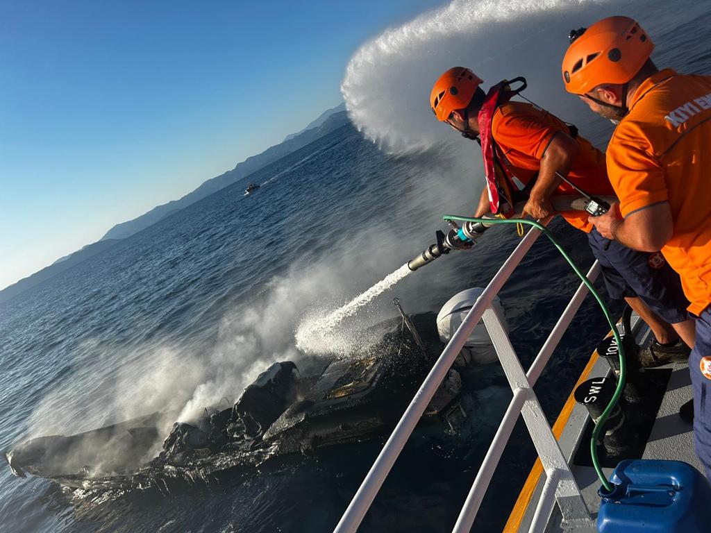 Teknede çıkan yangın söndürüldü