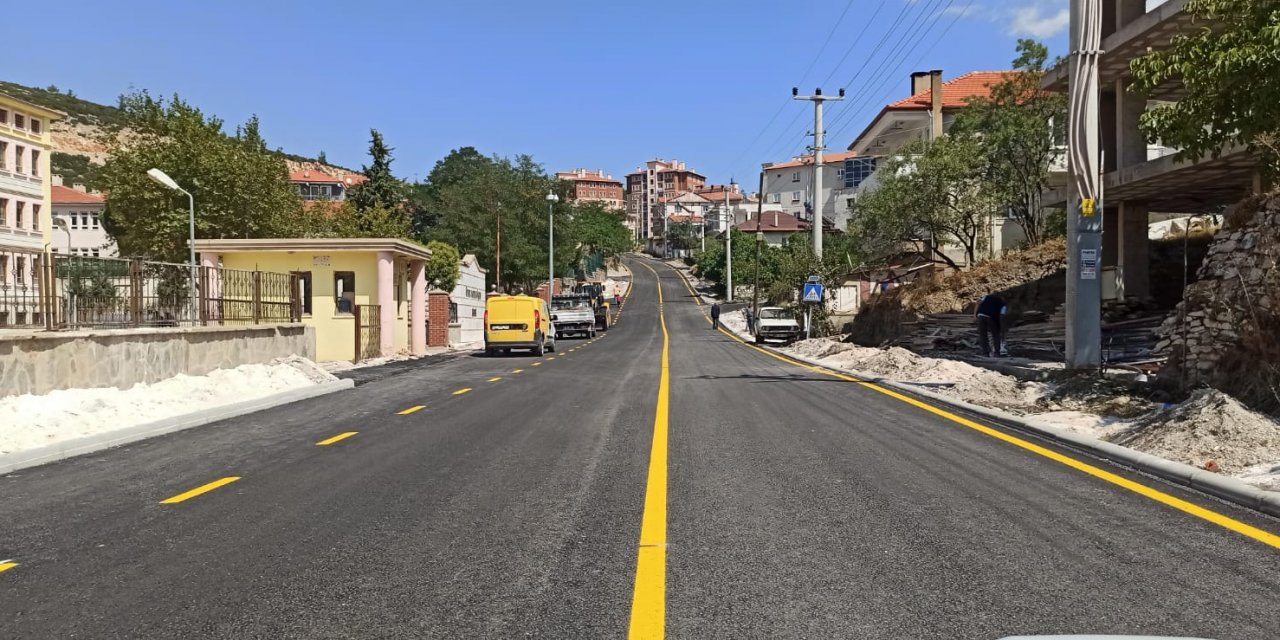 KAVAKLIDERE’DE SICAK ASFALT ÇALIŞMASI DEVAM EDİYOR