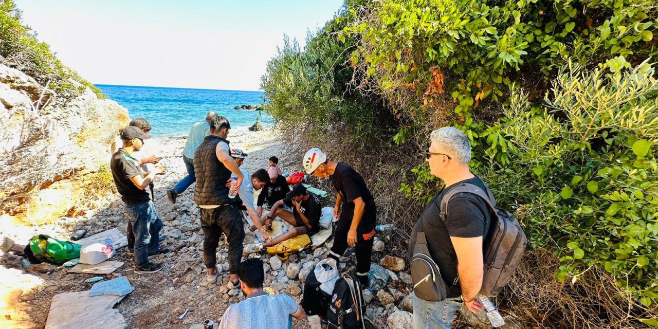 Datça’da mahsur kalan 14 düzensiz göçmen kurtarıldı