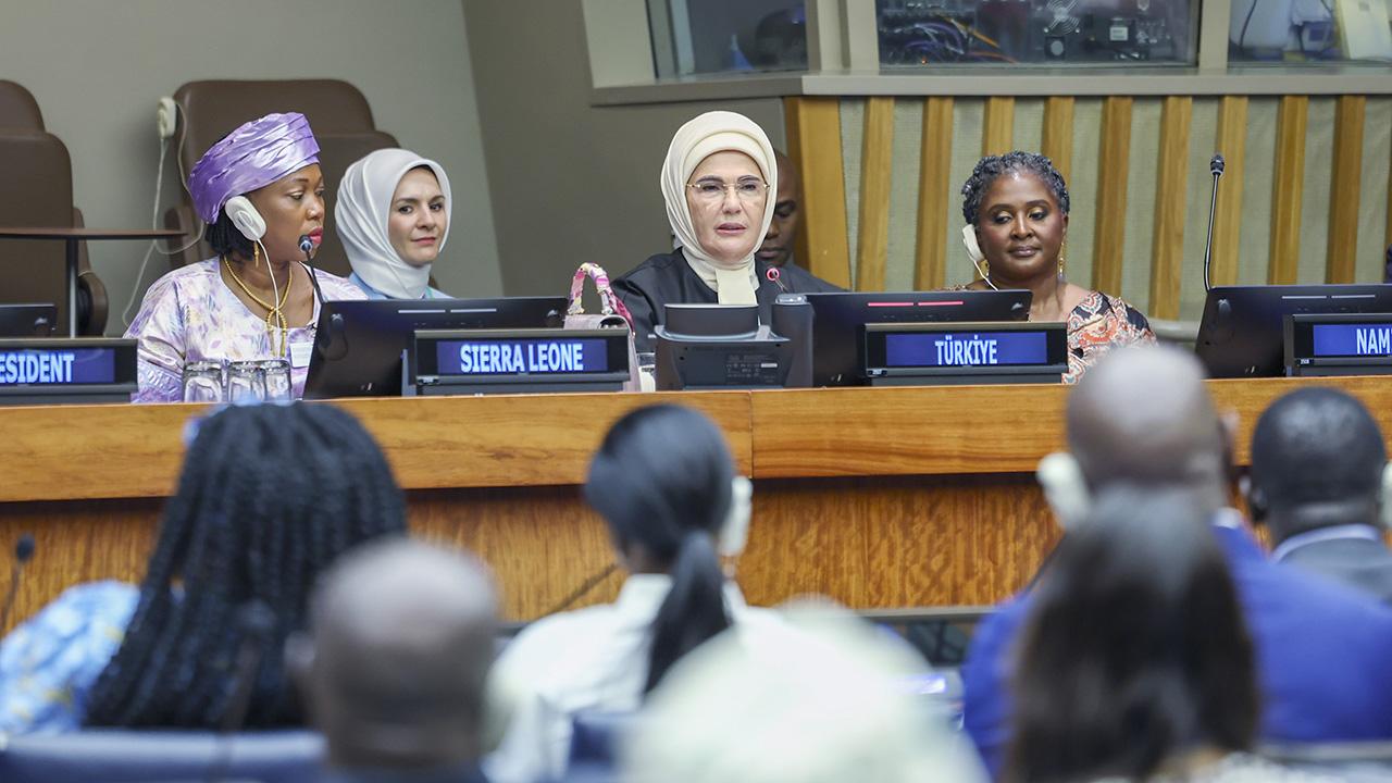 Emine Erdoğan'dan dünyaya 