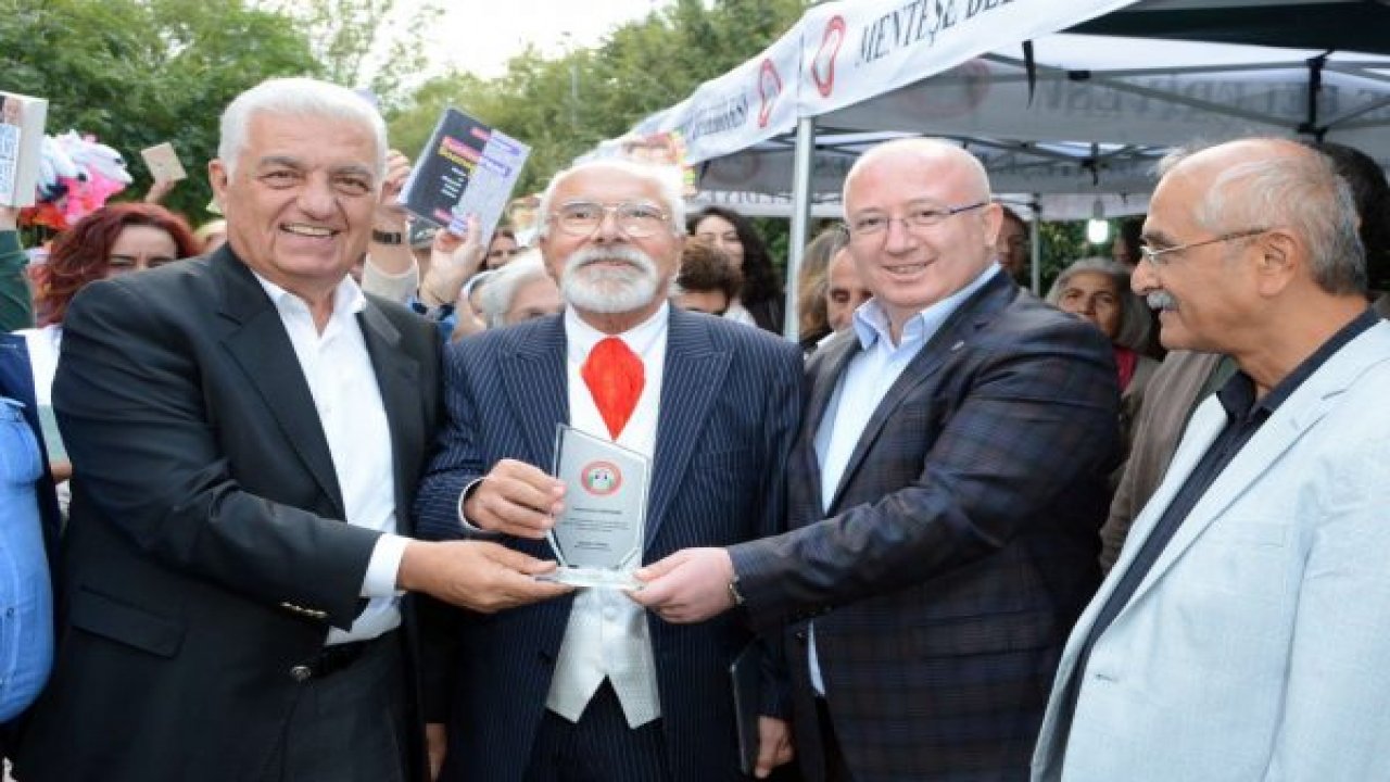 Emre Kongar Okurlarıyla Buluştu