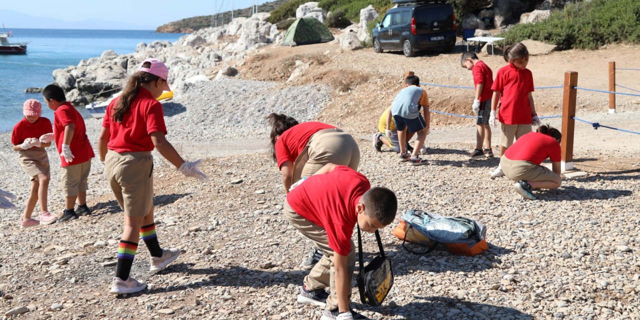 GERENKUYU PLAJI’NDA 17 KİLO ÇÖP TOPLANDI