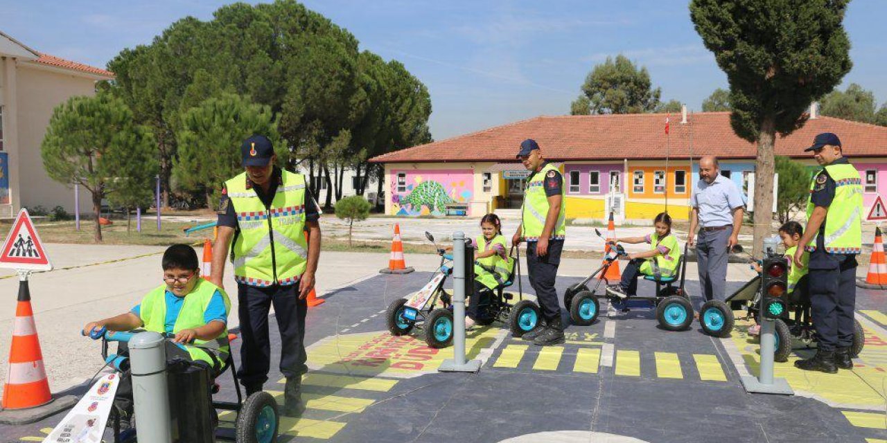 MİNİKLERE TRAFİK GÜVENLİĞİ EĞİTİMİ VERİLDİ