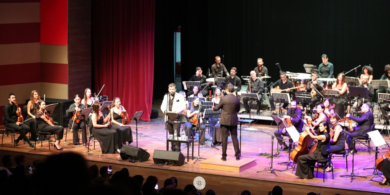 NEŞET ERTAŞ TÜRKÜLERİYLE ANILDI