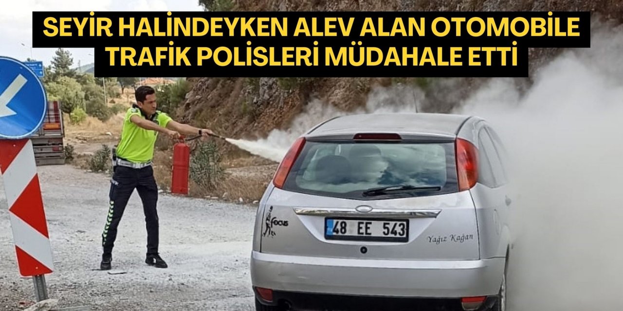 Seyir halindeyken alev alan otomobile trafik polisleri müdahale etti