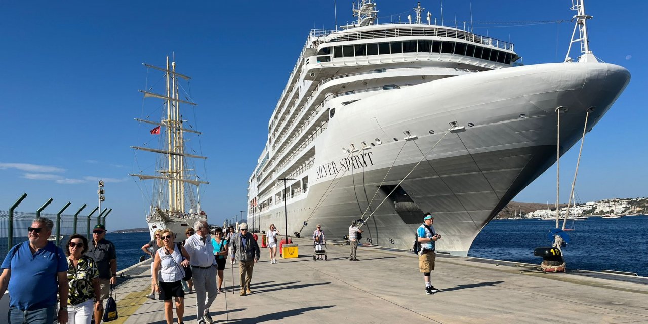 Bahamalar bayraklı yolcu gemisi Silver Spirit Bodrum'u ziyaret etti