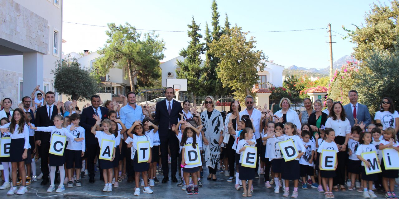 Datça'da hayırsever iş insanı Necat Ka­bak­lar­lı yaptırdığı okulda törenle anıldı