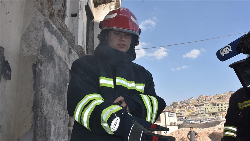 Kadın itfaiyecisi her an göreve hazır