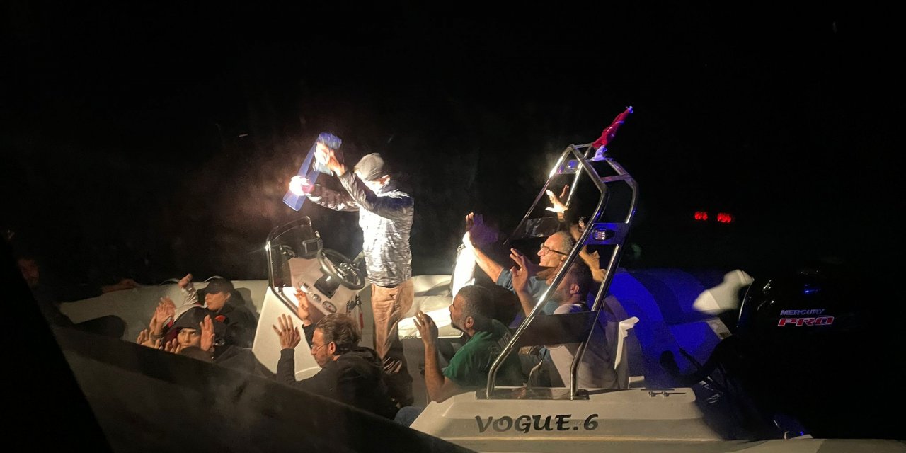 45 düzensiz göçmen kurtarıldı, 17 göçmen yakalandı