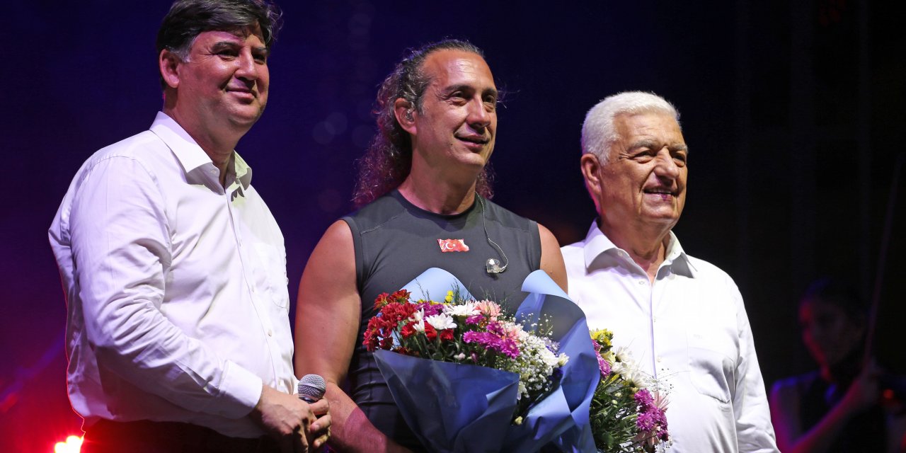 30 Ağustos Zafer Bayramı dolayısıyla sanatçı Kıraç Fethiye'de konser verdi