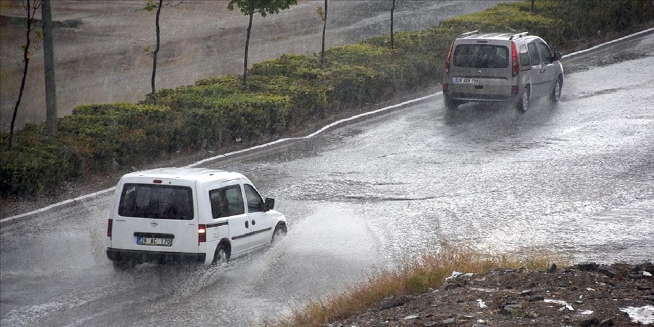 Meteorolojiden Batı Anadolu'daki bazı iller için kuvvetli sağanak uyarısı