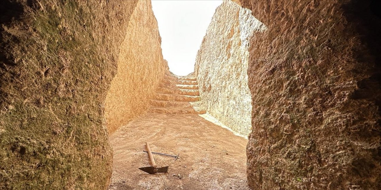 Adıyaman'da kaçak kazı yapılan yerde 1700 yıllık oda mezarları bulundu