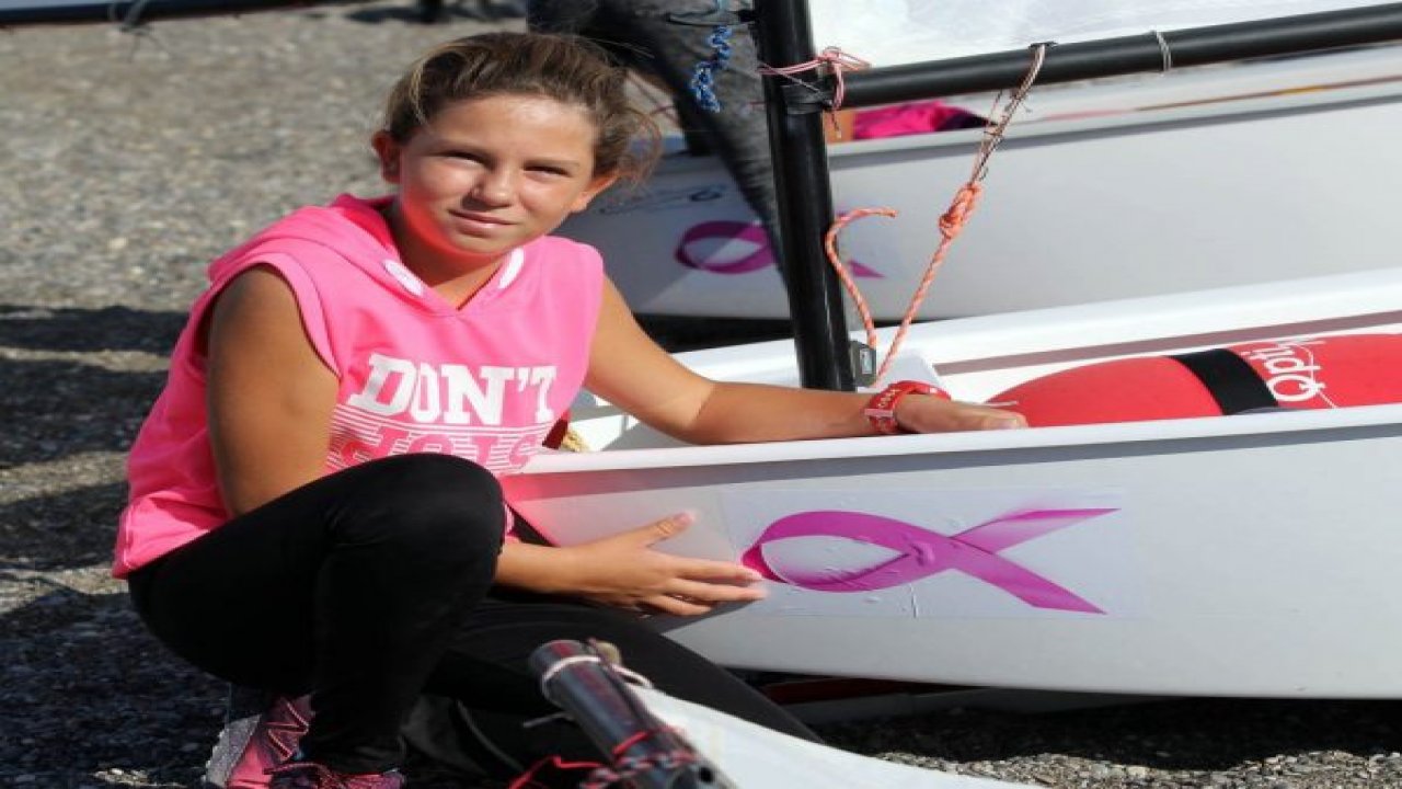 Pembe kurdeleli yelkenciler