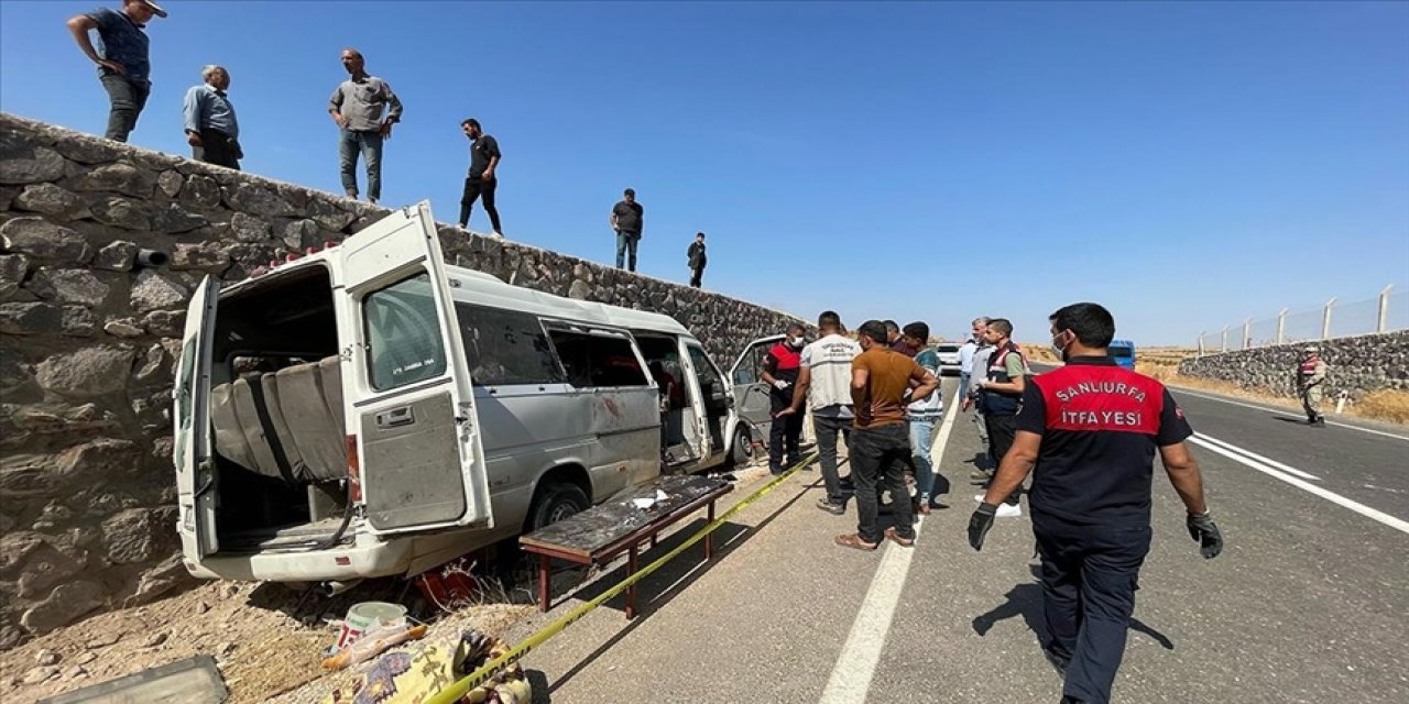 Şanlıurfa'da tarım işçilerini taşıyan minibüs istinat duvarına çarptı, 3 kişi öldü, 17 kişi yaralandı