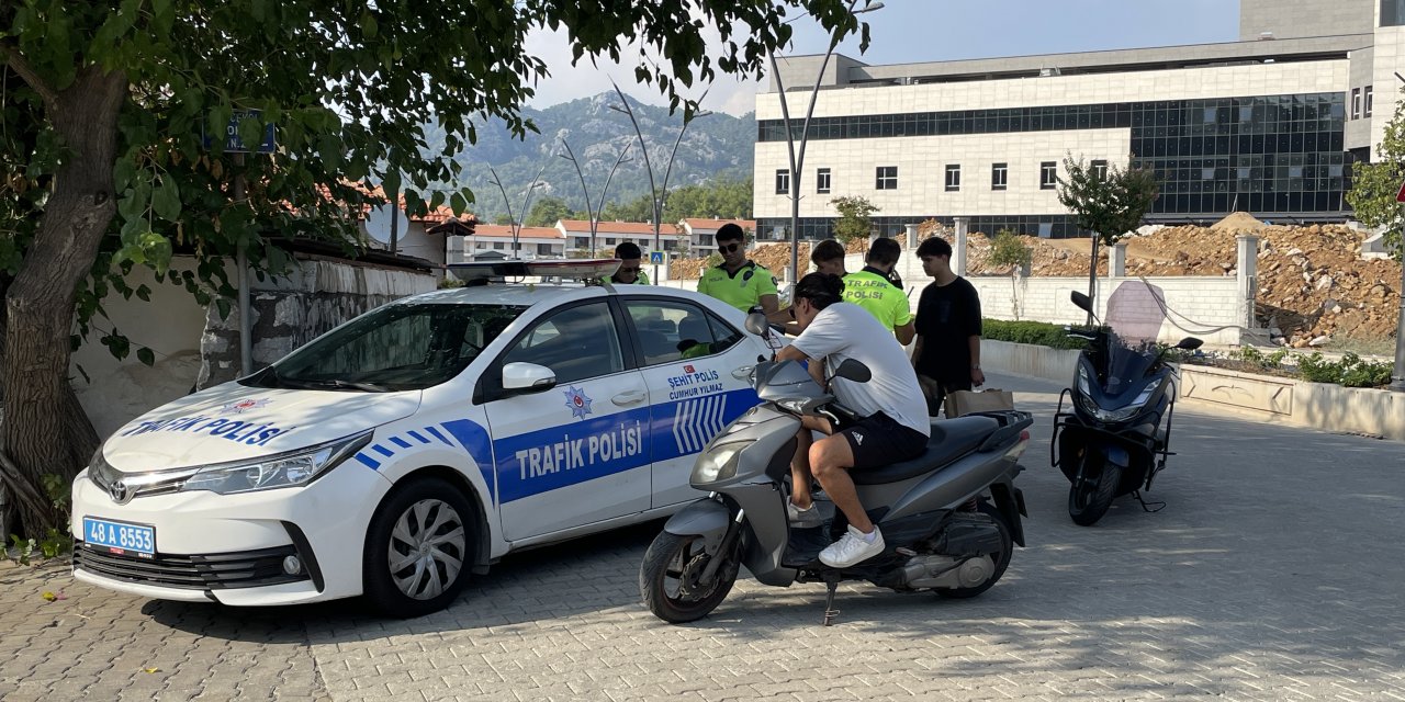 Marmaris'te kurallara uymayan motosiklet sürücülerine ceza uygulandı