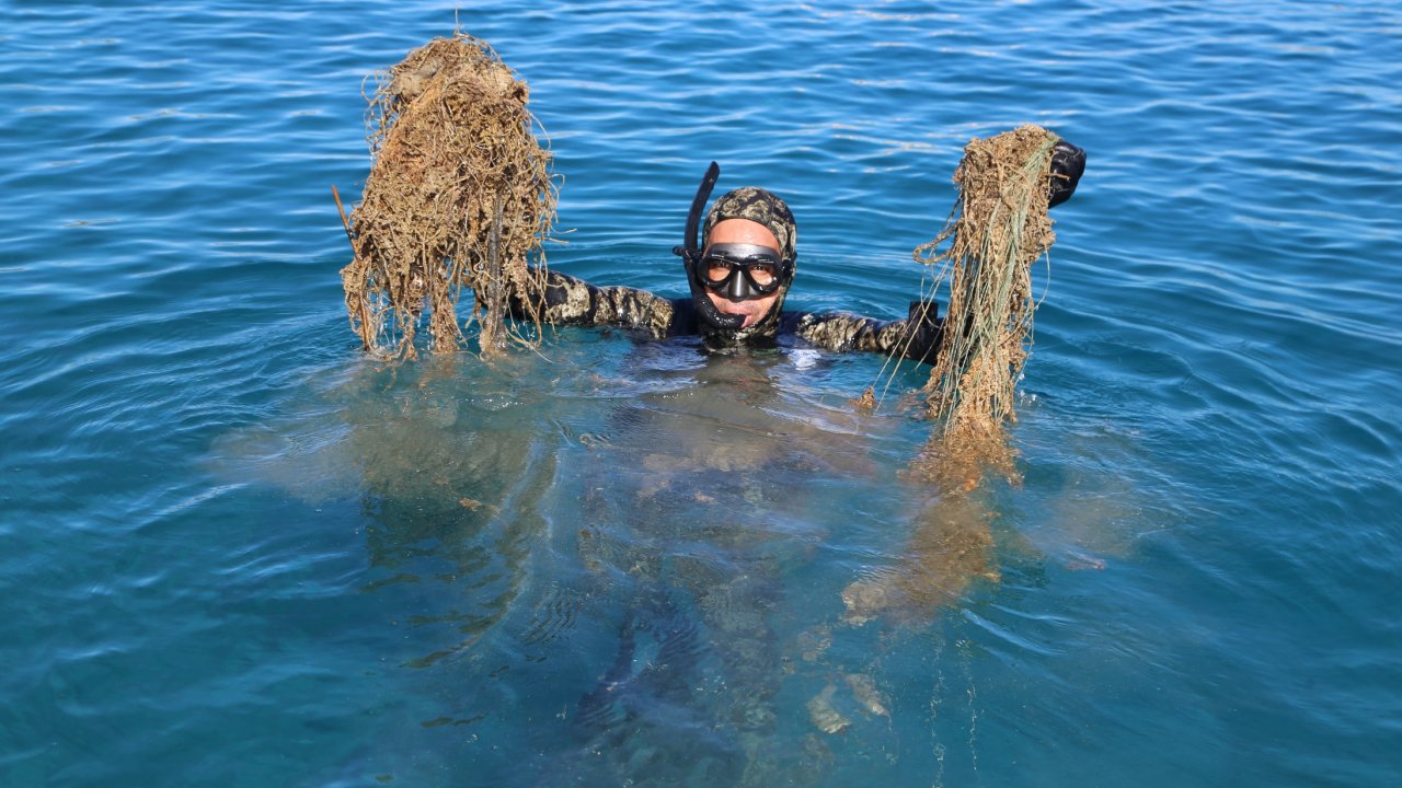 Gökova koyları temizleniyor