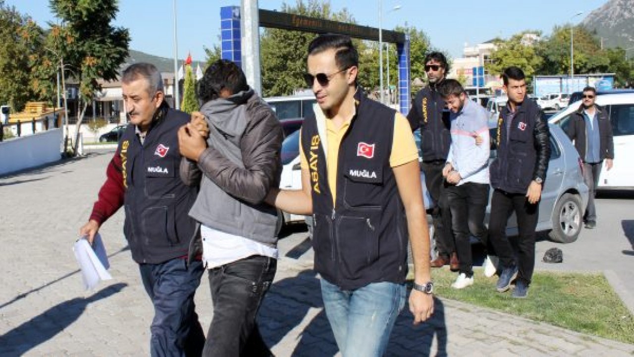 Paraları yerken yakalandılar