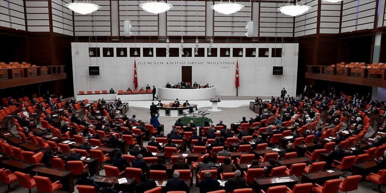 EMEKLİLERE 5 BİN LİRA ÖDENMESİNİ ÖNGÖREN MADDE TBMM'DE KABUL EDİLDİ