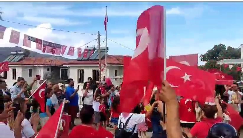 Marmaris’in Bayrak dedesi  Atatürk büstü hediye etti