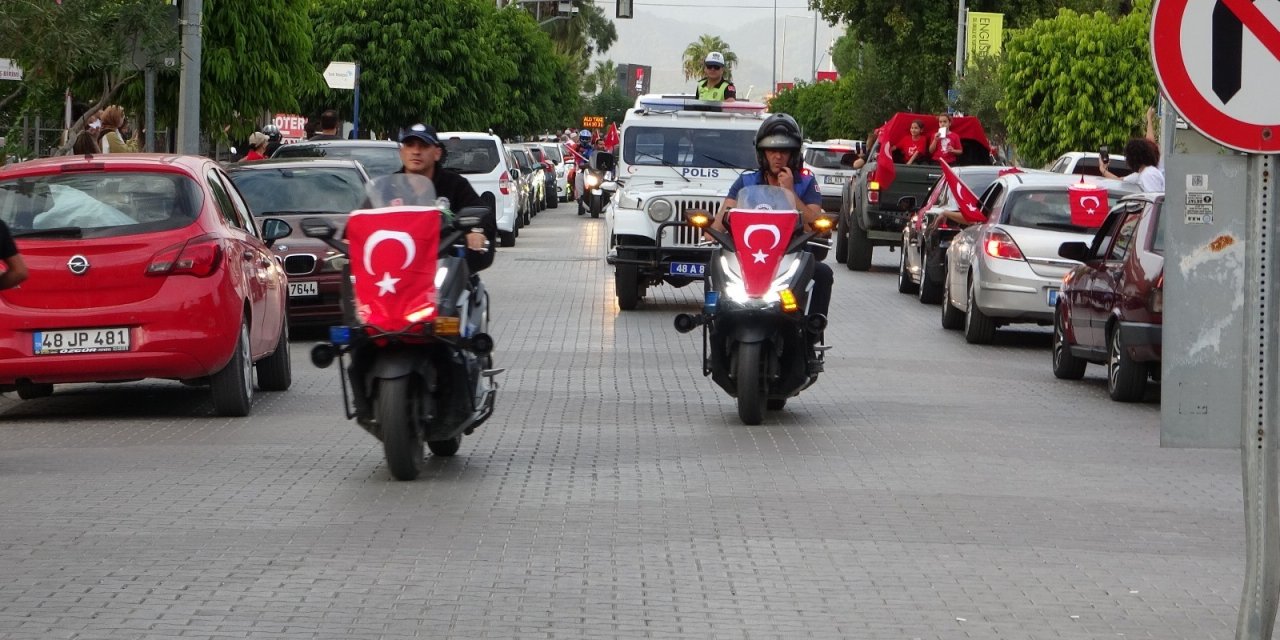 Fethiye'de Cumhuriyet konvoyu renkli görüntüler oluşturdu