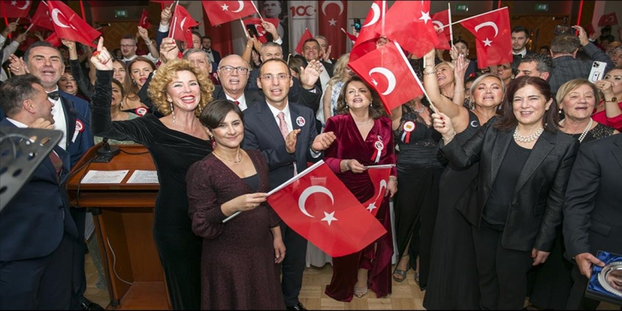 Çanakkale Anma Platformu Londra'da, Cumhuriyet'in 100. kuruluş yıl dönümü dolayısıyla balo düzenledi