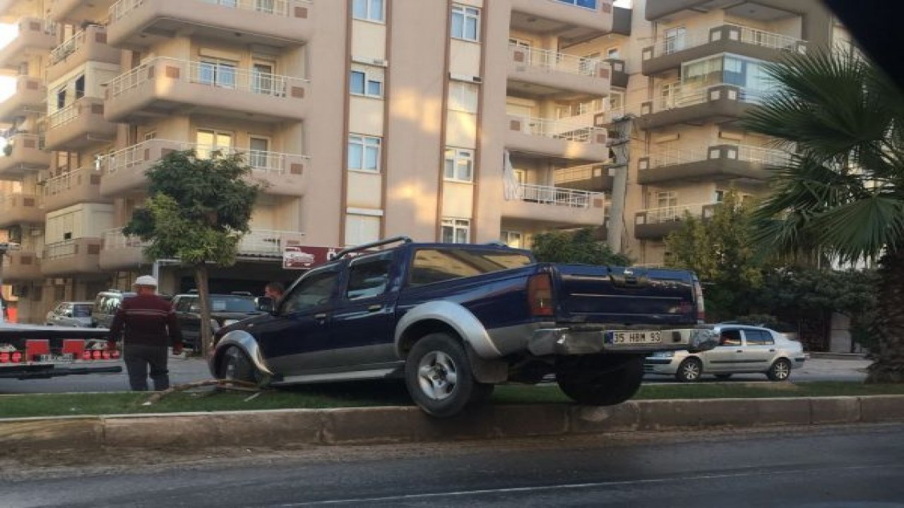 Araç refüjde asılı kaldı