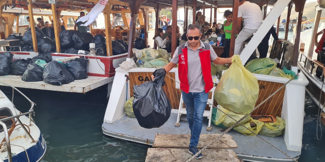 Muğla'da denizden 15 ton atık çıkarıldı