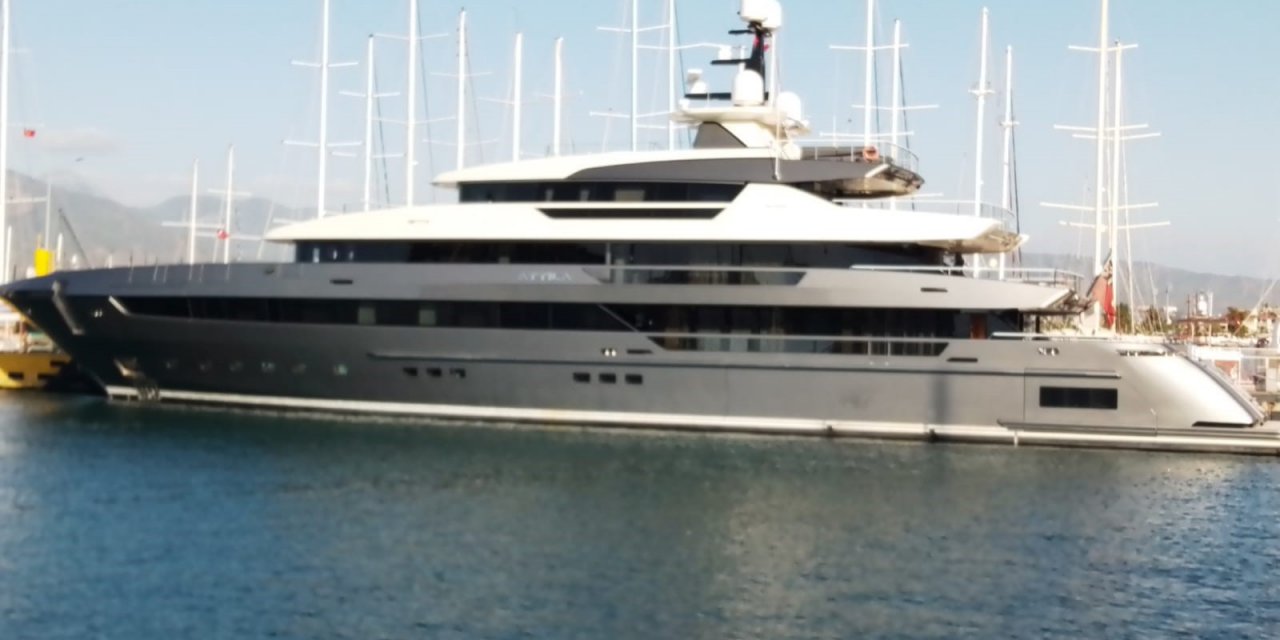 Süper yat “Attıla” yakıt ikmali için Fethiye’ye geldi