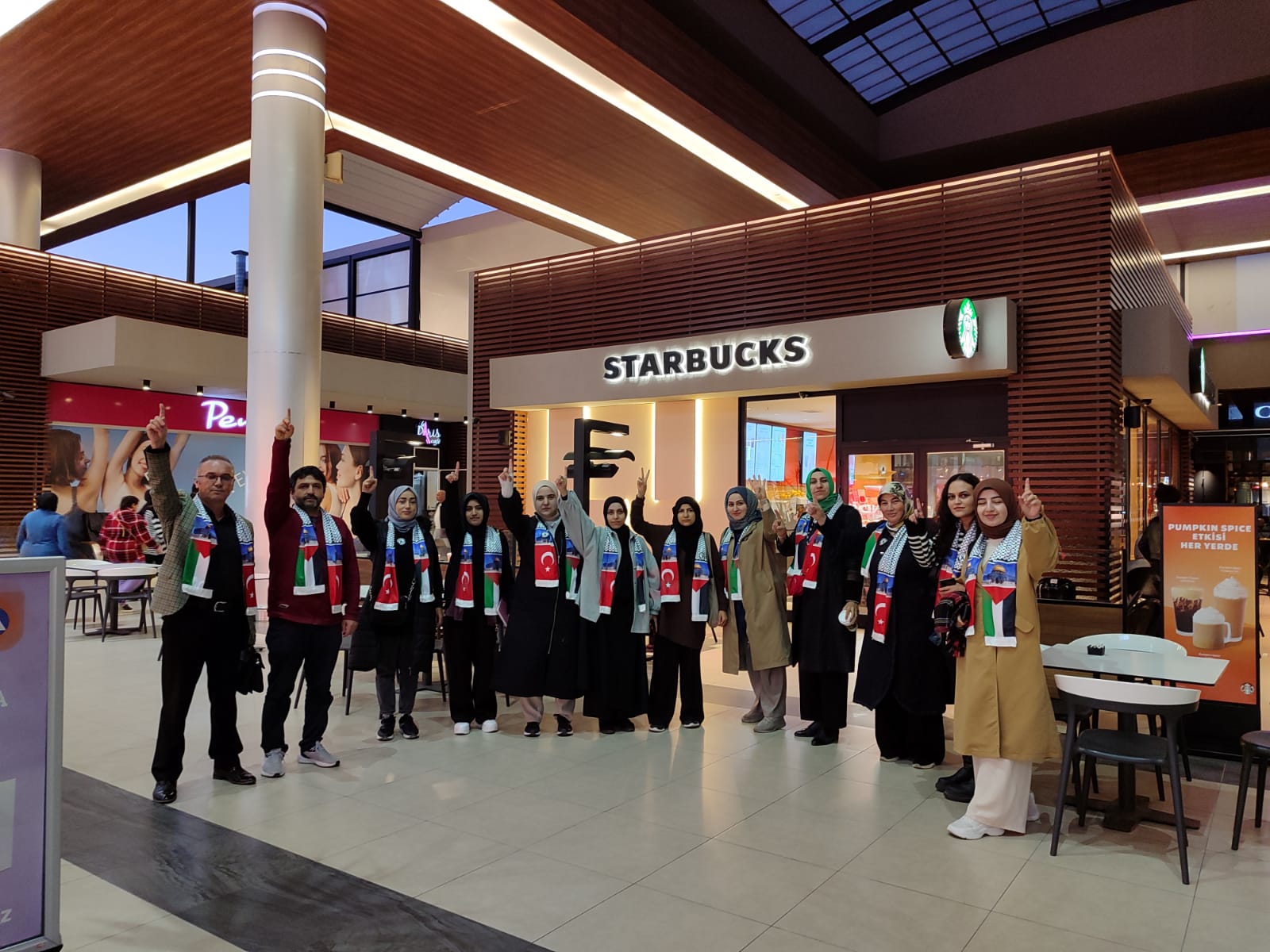 Muğla'da kahve zinciri önünde 'Filistin' eylemi